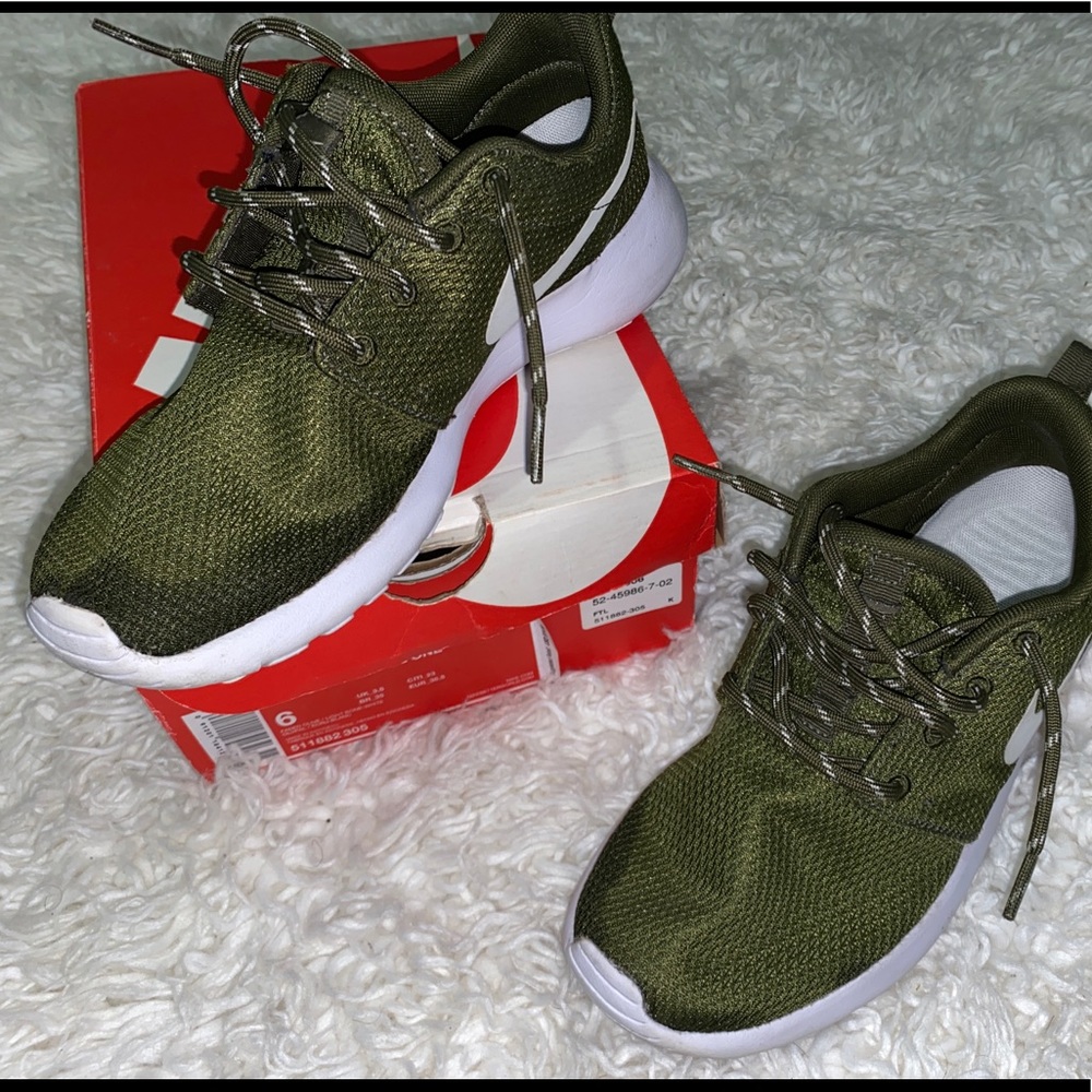 Women Nike Roshe One Sneakers